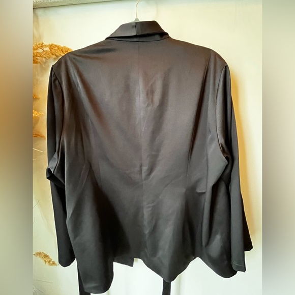 Beautiful tuxedo like plus size blazer - Picture 2 of 7